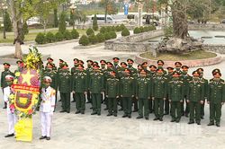 Bộ CHQS tỉnh dâng hương, dâng hoa tại Đài tưởng niệm các Anh hùng liệt sỹ tỉnh