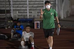 'Tử chiến' với Singapore, ông Shin ca ngợi… ông Park