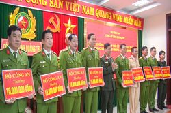 Bộ trưởng Bộ Công an thưởng 'nóng' 145 triệu đồng cho các đơn vị thuộc Công an Quảng Trị