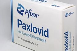 Mỹ phê duyệt thuốc viên Paxlovid chữa Covid-19 tại nhà, Pháp hủy đơn Molnupiravir