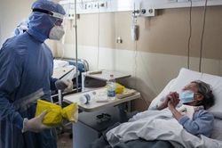 Quan ngại sự lây lan của Omicron, nhiều nước thắt chặt các biện pháp kiểm soát dịch