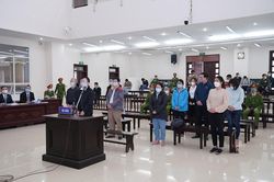 Đang xét xử 10 bị cáo về hành vi 'Giả mạo trong công tác' tại Trường Đại học Đông Đô