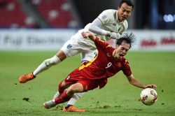 CĐV bất bình tình huống trọng tài bỏ qua thẻ đỏ với thủ môn Thái Lan