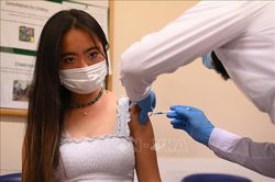 Anh triển khai tiêm phòng cho trẻ em dễ bị tổn thương từ 5-11 tuổi