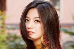 Triệu Vy bị bắt gặp chở trai trẻ trong tình trạng đầu tóc bù xù, khuôn mặt nhợt nhạt