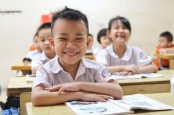 Học trò làm văn nói về đức tính khiêm tốn, đọc đến câu thứ hai cô giáo liền không còn tâm trí chấm bài