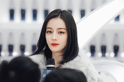 Địch Lệ Nhiệt Ba lại gây 'sốc visual' khi xuất hiện tại sự kiện, netizen: 'Ngắm mãi không chán'