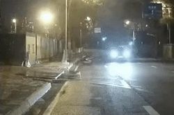 Xe ôtô đang chạy bỗng dưng bay lên không trung, dân mạng sợ hãi đổ tại... tâm linh