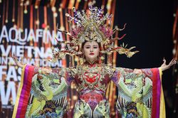 Dàn hoa hậu trình diễn trong giai điệu cải lương tuồng cổ