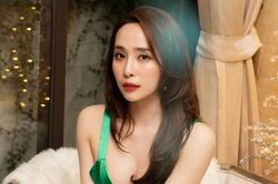 'Bỏng mắt' trước bộ ảnh Giáng sinh khoe ngực đầy nóng bỏng của 'Cá sấu chúa' Quỳnh Nga