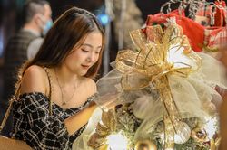Ngắm những thiếu nữ xinh đẹp trong đêm Giáng sinh trên phố Hàng Mã