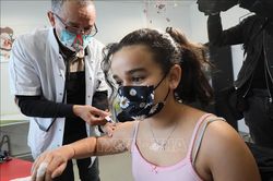 Pháp rút ngắn thời gian chờ tiêm mũi tăng cường vaccine ngừa COVID-19
