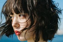 Đưa con gái đi mua sắm vô tình gặp mẹ chồng cũ, bà dúi vàng vào tay con bé khiến tôi hốt hoảng