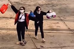 Clip: Bắt trend 'không cặp sách' trên TikTok, hội học sinh mang loạt phong cách có 1-0-2 tới trường