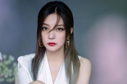 Sau thời gian bị 'phong sát', Triệu Vy bắt đầu xuất hiện trước công chúng