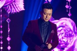 Tuấn Hưng: Năm qua tôi hát thì ít mà làm 'xe ôm' thì nhiều