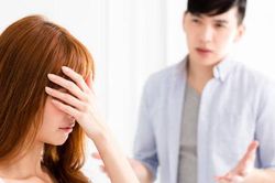 Không phải chửi bới, quát mắng, 8 câu nói cửa miệng này của bố mẹ mới là điều khiến con tổn thương mãi mãi
