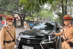 Cảnh sát giao thông phát hiện xe Lexus LX - 570s nghi nhập lậu