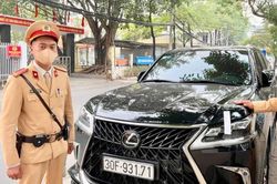 Cảnh sát phát hiện xe sang Lexus LX570 đeo biển kiểm soát của ô tô Mazda
