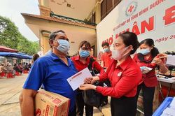 Những 'chiến sĩ áo đỏ' thầm lặng giữa mùa dịch Covid-19