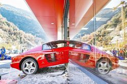 'Dân chơi' 82 tuổi tông siêu xe Ferrari vào trung tâm thương mại
