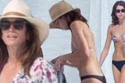 Con gái huyền thoại Cindy Crawford khoe dáng như tượng tạc với bikini nhỏ xíu