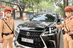 Phát hiện xe sang Lexus LX570s bạc tỷ đeo biển kiểm soát của xe Mazda
