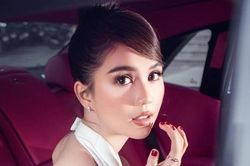 Sau màn lộ vòng 1 xập xệ, Ngọc Trinh lấy lại phong độ bằng bộ ảnh siêu gợi cảm