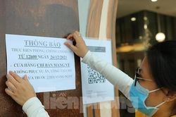 Hàng ăn, quán cà phê ở Hà Nội đồng loạt treo biển 'chỉ bán mang về'