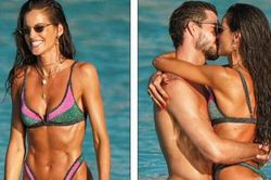 Nàng WAGs nóng bỏng nhất tuyển Đức phô body tượng tạc, liên tục ôm hôn bạn trai ở biển