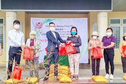 Trao 260 suất quà cho người dân có hoàn cảnh khó khăn