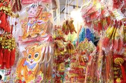 Tiểu thương chợ trang trí Tết e dè mẫu mã có hình linh vật con Hổ