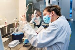 Omicron ập tới như sóng thần nhưng nhân loại đã có thêm nhiều vũ khí