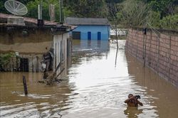 Mưa lớn kéo dài ảnh hưởng tới cuộc sống của hàng trăm nghìn dân tại Brazil