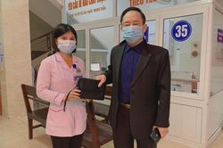 Nữ điều dưỡng ở Hà Tĩnh trả lại hơn 60 triệu đồng cho bệnh nhân đánh rơi