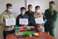 Bộ đội Biên phòng Lào Cai bắt giữ ba đối tượng vận chuyển 40 bánh heroin
