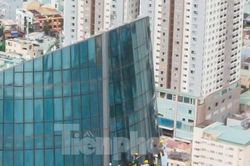 'Người nhện' đu mình trên những tòa nhà cao tầng để mưu sinh những ngày cuối năm