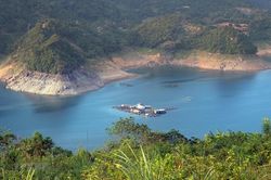 Vẻ đẹp hùng vĩ và thơ mộng của hồ Hòa Bình