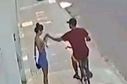 'Quái xế' đi xe đạp giật điện thoại của cô gái đi đường, cái kết kịch tính khiến nhiều người hả hê