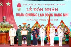 Ban Quản lý Lăng Chủ tịch Hồ Chí Minh đón nhận Huân chương Lao động hạng Nhì