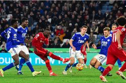 Salah sút hỏng phạt đền, Liverpool sập bẫy Leicester