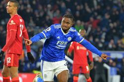 Salah đá hỏng 11m, Liverpool thua sốc Leicester