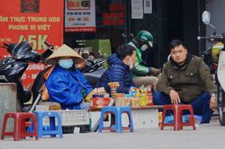 Hàng quán vỉa hè tại các quận trung tâm 'ngó lơ' lệnh cấm