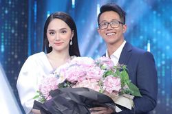 Matt Liu diện đồ như chú rể, Hương Giang trễ nải vòng 1 chụp ảnh chung khiến dân tình xôn xao