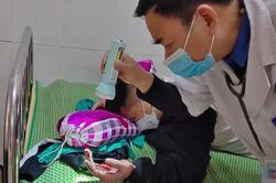Nát bàn tay vì vừa sạc pin vừa dùng điện thoại
