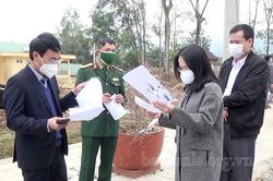 Đồng chí Trưởng Ban Tuyên giáo tỉnh ủy kiểm tra việc phòng chống dịch tại huyện Thuận Châu