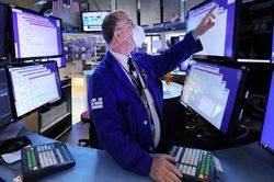 Chứng khoán Mỹ trái chiều, S&P 500 và Dow Jones cùng lập kỷ lục mới