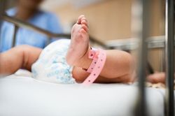 Bị mẹ chồng đối xử tệ, con dâu trút giận lên con gái mới sinh