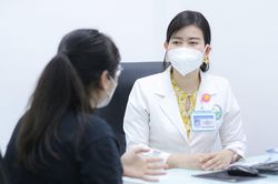 Ngực lở loét, chảy mũ sau khi làm hồng 'nhũ hoa'
