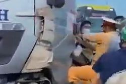 Chặn bắt lái xe tải tông cả chục xe máy trên quốc lộ, học sinh lớp 10 tử vong